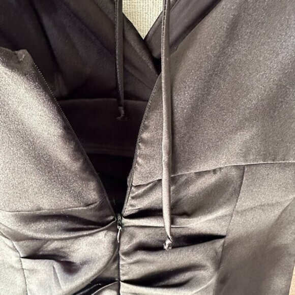 Le Chateau Sleek Black Mini Dress Back Size 11 Ruched Flattering V-Neck LDB Edgy - Picture 11 of 15